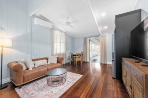 The Deck! 2 Bed/1 Bath/1 Car ~ New Farm